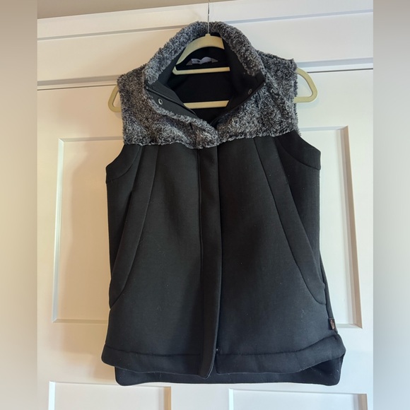 THE NORTH FACE BLACK FAUX FUR WOMENS VEST - Picture 8 of 9